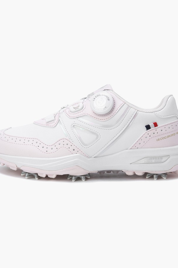 **파워본 (POWER BORNE) (GP124USH21)** 골프화는 라운드 앞코 디자인에 3cm 굽 높이의 플랫 타입으로, 핑크와 화이트 두 가지 색상으로 제공됩니다. 합성피혁과 폴리에스터 소재를 사용하여 사계절 내내 착용 가능하며, 안감 또한 폴리에스터로 제작되었습니다. 다이얼 방식의 신발 여밈과 로우탑 디자인으로, 클래식, 미니멀, 스포티한 골프룩에 적합합니다. 7개의 스파이크가 장착되어 미끄럼 방지 기능을 제공하며, Y-MOTION 어퍼, 높이 증가 아웃솔, 그리고 장시간 착용 시 피로도를 줄여주는 기능성까지 갖춘 골프화입니다.
