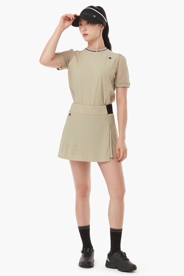 여성 매쉬믹스 플리츠 스커트 (DP22WFSK63)는 시원한 여름 시즌, 스포티한 골프룩을 연출하기에 적합한 미니스커트입니다. 라이트 베이지와 블랙 두 가지 색상으로 출시되었으며, 통기성과 흡습 기능이 뛰어난 나일론, 폴리에스터, 폴리우레탄 혼방 소재로 제작되었습니다. 플리츠 랩 디자인에 매쉬 소재를 믹스하여 활동성을 높였으며, 로고 타공 디테일로 포인트를 더했습니다. 미니멀한 스타일을 선호하는 여성 골퍼에게 세련된 라운딩룩을 완성해 줄 아이템입니다.
