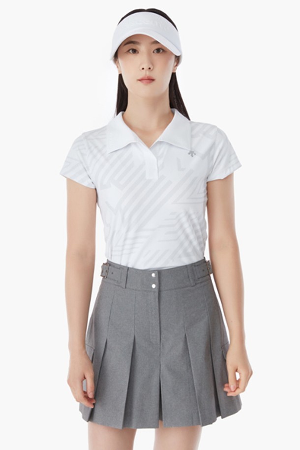 여성 와이드 카라 패턴 반팔 티셔츠 (DP22WFTS63)는 시원한 여름 시즌 골프 활동에 최적화된 스포티한 티셔츠입니다. 라이트 그레이와 네이비 두 가지 색상으로 출시되었으며, 폴리에스터와 폴리우레탄 혼방 소재로 제작되어 얇고 시원한 착용감을 제공합니다. 와이드 카라 디자인과 데상트 스피릿 로고 패턴이 특징이며, 반소매 레귤러핏으로 활동성을 높였습니다. 냉감 기능을 갖춰 더욱 쾌적하게 라운딩을 즐길 수 있습니다.
