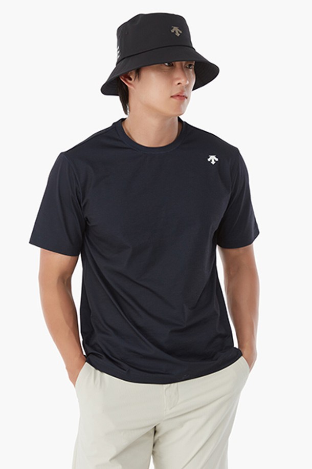 네이비와 화이트 두 가지 색상으로 출시된 남성용 반팔 티셔츠입니다. 등판에 기하학 패턴 프린트가 돋보이는 스포티한 스타일의 레귤러핏 티셔츠로, 여름철 골프 및 일상생활에서 활용하기 좋습니다. 폴리에스터 소재로 제작되어 가볍고 흡습 기능이 있으며, 부드러운 촉감을 제공합니다. 라운드넥과 반소매 디자인으로 편안하게 착용할 수 있습니다.
