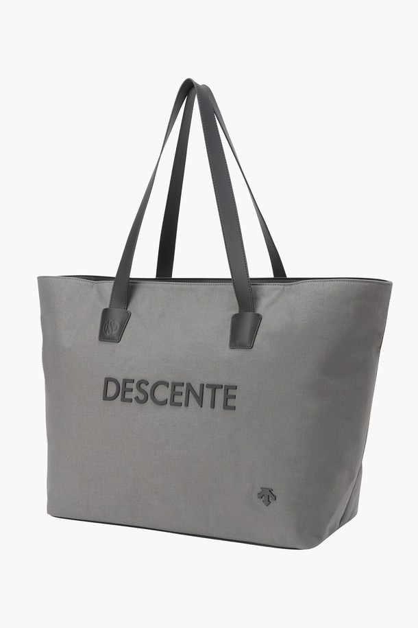 [ALUMINUM 시리즈] 여성 토트백(DP11WFBG32)은 나일론과 합성피혁 소재를 사용하여 제작된 라지 사이즈 토트백입니다. 알루미늄 본딩 처리로 독특한 주름 질감을 살린 것이 특징이며, 무지 디자인에 로고 장식이 더해져 심플하면서도 세련된 분위기를 연출합니다. 가방의 모양은 사각형이며, 가로 55.5cm, 세로 36cm, 폭 20cm의 넉넉한 수납 공간을 제공하여 일상생활에서 유용하게 사용할 수 있습니다. 미니멀, 클래식, 캐주얼 스타일에 모두 잘 어울리며, 데상트코리아에서 제조했습니다. 무게는 785g입니다.
