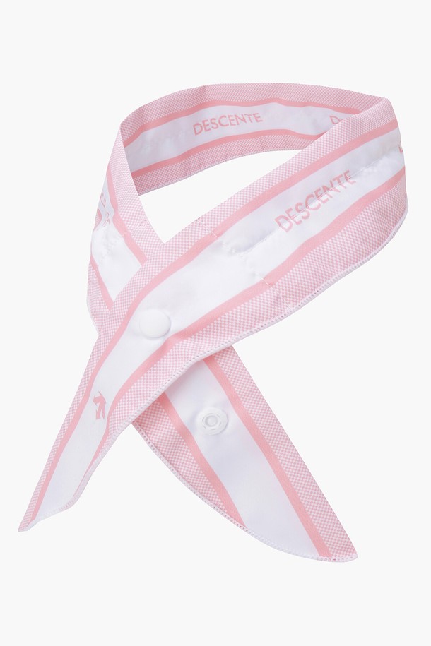 여성 냉감 멀티 스카프 (DP22WFCM42)는 시원한 여름을 위한 필수 아이템입니다. 물에 적시면 냉감 효과를 느낄 수 있으며, 골프룩, 휴가룩, 리조트룩 등 다양한 TPO에 활용 가능합니다. 캐주얼, 스포티, 리조트 스타일 연출에 적합하며, 세련된 레터링 디자인이 돋보입니다. 스냅 버튼으로 간편하게 고정할 수 있으며, 총길이 78cm, 폭 5.5cm의 FR 사이즈로 제작되었습니다. 폴리에스터 소재로 제작되어 가볍고 시원하며, 여름철 야외 활동 시 쾌적함을 선사합니다.
