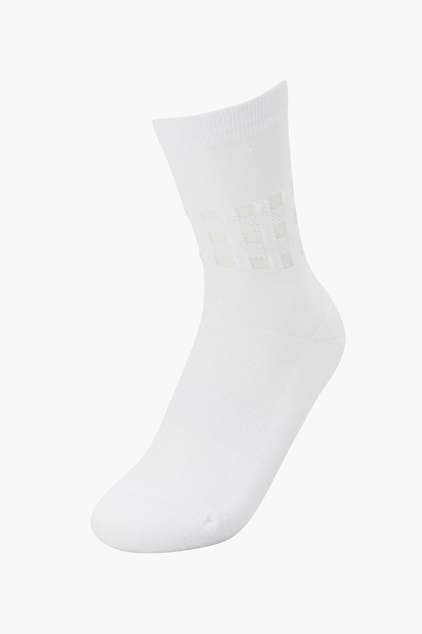 여성 시스루 포인트 삭스 (DP22WFSO41)는 골프룩, 캐주얼, 미니멀, 스포티 스타일을 위한 양말입니다. BLKG, BWTG 두 가지 색상으로 출시되었으며, 사계절 내내 활용 가능합니다. 부분적으로 시스루 모노사를 사용하여 은은한 포인트를 더했으며, 흡습 기능의 아쿠아엑스 소재를 사용하여 쾌적한 착용감을 제공합니다. 데일리 착용이 가능한 디자인으로, 다양한 스타일 연출에 활용할 수 있습니다. 나일론, 폴리에스터, 면, 폴리우레탄 혼방 소재로 제작되었습니다.
