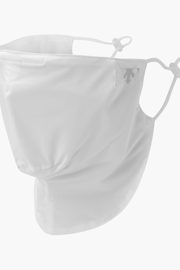 여성 냉감 페이스 마스크 (DP22WFCM47)는 골프룩에 어울리는 스포티한 스타일의 마스크입니다. 나일론, 폴리에스터, 폴리우레탄 혼방 소재로 제작되어 시원한 냉감 기능을 제공하며, 신축성이 뛰어나 편안한 착용감을 선사합니다. 코 부분 와이어와 귀 걸이 부분 스토퍼를 통해 개인의 얼굴에 맞춰 착용할 수 있으며, BWTG, SKNG 두 가지 색상으로 출시되었습니다. 2024년 1월에 출시되었으며, 마스크 1개로 구성됩니다.
