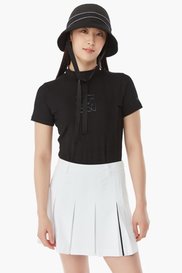 여성 골지 하이넥 반팔티셔츠 (DP22WFTS61)는 여름 시즌 골프룩을 위한 여성용 반팔 티셔츠입니다. 폴리에스터와 폴리우레탄 혼방 소재로 제작되어 흡습 및 냉감 기능을 제공하며, 얇은 두께감으로 시원하게 착용 가능합니다. 미니멀하고 스포티한 스타일의 레귤러핏 디자인으로, 절개 없는 하이넥 라인이 고급스러운 무드를 연출합니다. 블랙, 화이트, 레드의 세 가지 색상으로 출시되어 다양한 골프 코디에 활용하기 좋습니다. 골지 디테일이 돋보이는 이 티셔츠는 레귤러 기장의 반소매 디자인으로 편안한 착용감을 선사합니다.
