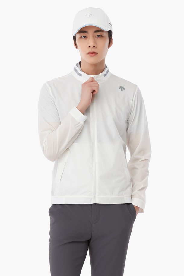 **남성 블루종 경량 점퍼 (DP22MFBL42)**는 스윙 시 편안함을 제공하는 남성 골프룩입니다. 화이트, 블랙, 네이비 3가지 색상으로 출시되었으며, 봄, 여름 시즌에 적합한 얇고 가벼운 두께의 블루종입니다. 나일론, 폴리우레탄, 레이온, 폴리에스터 혼방 소재로 제작되어 발수 기능과 뛰어난 신축성을 자랑합니다. 심플한 무지 디자인과 레귤러핏으로 스포티하면서도 미니멀한 스타일을 연출합니다. 집업 스타일의 긴소매 점퍼로, 활동적인 골프 플레이에 최적화되었습니다.
