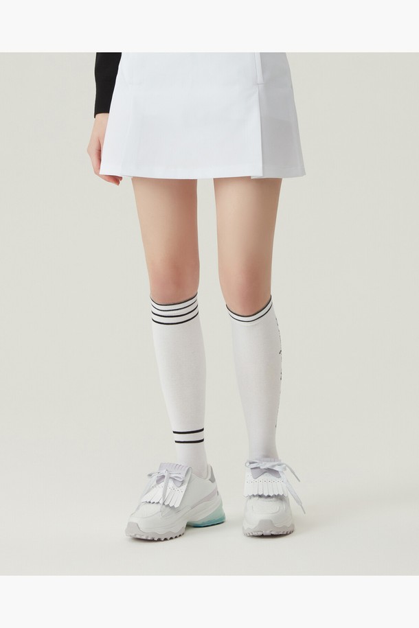 여성 로고 자카드 니삭스 (GP122LKS11)는 면, 나일론, 폴리에스터, 폴리우레탄 혼방 소재로 제작되어 부드러운 촉감과 뛰어난 신축성을 제공합니다. 무릎 아래까지 오는 니하이 기장으로, 로고와 자카드, 스트라이프 패턴의 세련된 디자인에 레터링 장식이 더해져 일상 및 골프 활동 시에도 멋스럽게 연출할 수 있습니다. 장시간 착용에도 편안함을 유지하여 활동성을 높여주는 여성 니삭스입니다.
