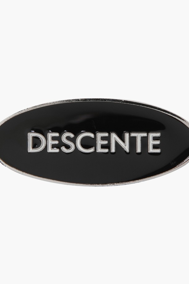 골프 마커 세트 (볼마커) (DP41WFETO1)는 골프룩에 적합하며, 클래식하고 미니멀한 스타일을 추구하는 분들께 어울립니다. BK00 컬러의 볼마커 3개로 구성되었으며, 주요 소재는 아연 합금과 철입니다. 가로 5cm, 세로 2cm 사이즈로, 2024년 7월에 출시되었습니다. 오염, 수분, 땀에 장시간 노출 시 변색 또는 형태 변형이 발생할 수 있으므로 주의하여 관리해야 합니다.
