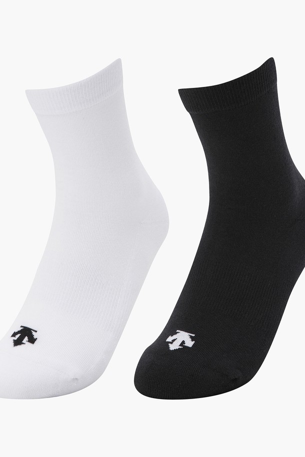 여성 골프룩에 어울리는 1+1 세트 쿼터 삭스입니다. 화이트와 블랙 두 가지 색상으로 구성되어 있으며, 발목 뒷부분에 배색 포인트를 주어 디자인 포인트를 더했습니다. 면, 나일론, 폴리에스터, 폴리우레탄 혼방 소재로 제작되어 사계절 내내 착용 가능하며, 발길이 23~25cm, 발목길이 13cm입니다. 미니멀, 클래식, 스포티한 스타일을 추구하는 여성 골퍼에게 적합한 아이템입니다. 무지 디자인으로 어떤 골프 의상에도 잘 어울립니다.
