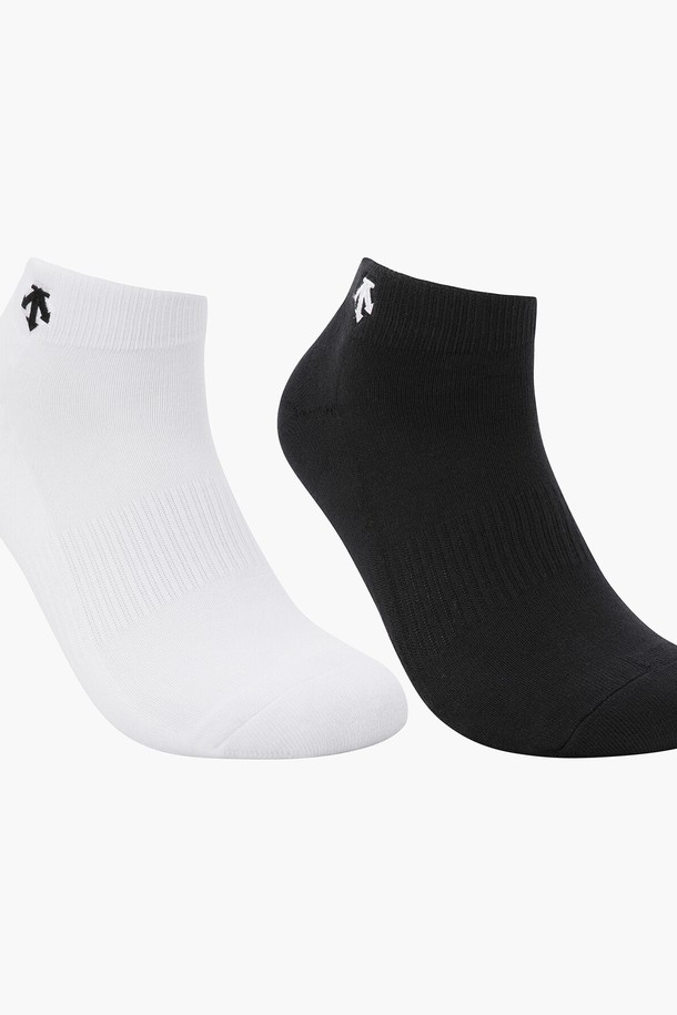 남성 스니커즈 양말 SET (DP32MFSO81)는 사계절 내내 착용 가능한 남성용 스니커즈 양말 세트입니다. 화이트와 블랙 두 가지 색상으로 구성되어 있으며, 일상생활에서 캐주얼하고 미니멀한 스타일을 연출하기에 좋습니다. 면, 폴리에스터, 나일론, 폴리우레탄 혼방 소재로 제작되어 흡습 기능이 뛰어나며, 발길이 25~27cm, 발목길이 6cm로 제작되었습니다. 무지 디자인의 스니커즈 양말로, 어떤 옷에도 무난하게 매치할 수 있습니다.
