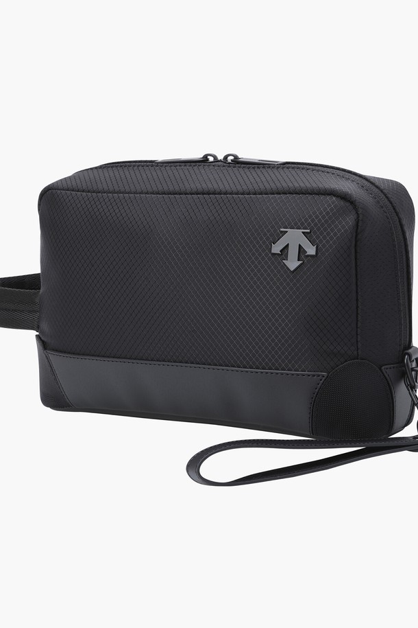 남성 나일론 경량 파우치 (DP32MFBG81)는 캐주얼 및 미니멀 스타일을 추구하는 남성을 위한 파우치입니다. 격자 무늬 디자인에 BLKG, DBEG 두 가지 색상으로 제공되며, 나일론, 폴리에스터, 폴리우레탄 혼방 소재로 제작되어 가볍고 튼튼합니다. 내부 포켓과 티꽂이 수납이 가능하며, 바닥 모서리 하드 원단 처리로 내구성을 높였습니다. 지퍼형 잠금 방식과 사각형 디자인으로 안정적인 수납이 가능하며, 골프룩에 잘 어울립니다. 가로 27cm, 세로 16cm, 폭 9.5cm, 중량 313g의 미디엄 사이즈로, 일상 및 골프 활동에 유용하게 활용할 수 있습니다.
