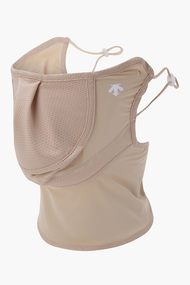 여성 냉감 페이스 넥 마스크 (DP22WFCM49)는 부드러운 촉감의 나일론, 폴리에스터, 폴리우레탄 혼방 소재로 제작된 여성용 마스크입니다. BWTG, SKNG 두 가지 색상으로 출시되었으며, 얇고 통기성이 뛰어난 메쉬 소재를 사용하여 쾌적한 착용감을 제공합니다. 무지 디자인으로 캐주얼, 미니멀, 스포티 등 다양한 스타일 연출이 가능하며, 동네 마실룩, 산책룩, 집콕룩에 적합합니다. 사이즈 조절이 가능하여 얼굴에 맞게 편안하게 착용할 수 있습니다. 냉감 기능을 갖춰 더운 날씨에도 시원하게 사용할 수 있는 실용적인 아이템입니다.
