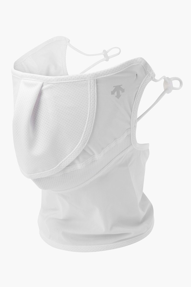 **여성 냉감 페이스 넥 마스크 (DP22WFCM49)**

여름철 야외 활동 시 쾌적함을 선사하는 여성 냉감 페이스 넥 마스크입니다. 부드러운 촉감의 나일론, 폴리에스터, 폴리우레탄 혼방 소재로 제작되었으며, 얇고 통기성이 뛰어난 메쉬 소재를 사용하여 시원함을 더했습니다. 사이즈 조절이 가능하여 얼굴에 맞게 편안하게 착용할 수 있으며, 무지 디자인으로 어떤 의상에도 잘 어울립니다. 동네 마실룩, 산책룩, 집콕룩 등 다양한 TPO에 매치하여 미니멀하고 캐주얼한 스타일을 연출해보세요. BWTG, SKNG 두 가지 색상으로 제공됩니다.
