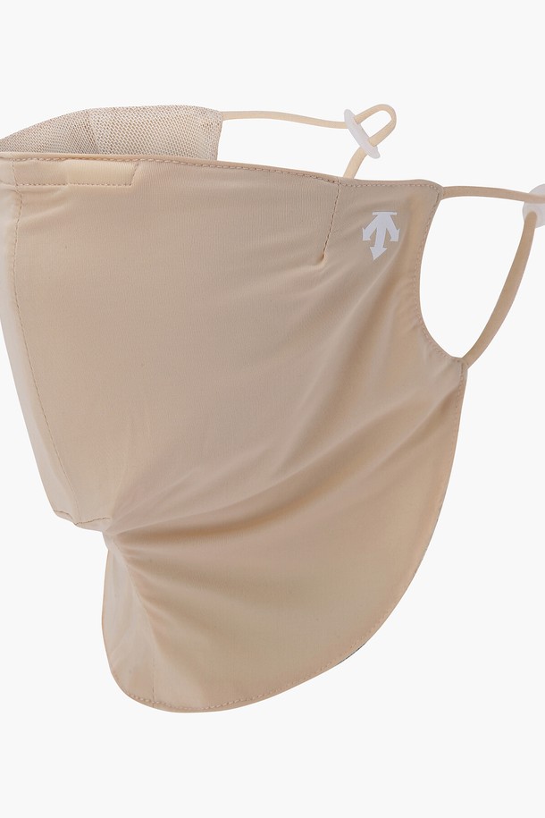 **여성 냉감 페이스 마스크 (DP22WFCM47)**는 시원한 착용감을 제공하는 골프룩 스타일의 여성 마스크입니다. 나일론, 폴리에스터, 폴리우레탄 소재로 제작되었으며, 부드러운 촉감과 가벼운 착용감을 선사합니다. 코 부분 와이어 내장과 귀 걸이 부분 스토퍼, 신축성 기능으로 편안한 착용감을 제공하며, SKNG, BWTG 두 가지 색상으로 출시되었습니다. 2024년 1월 한국에서 제조되었습니다.
