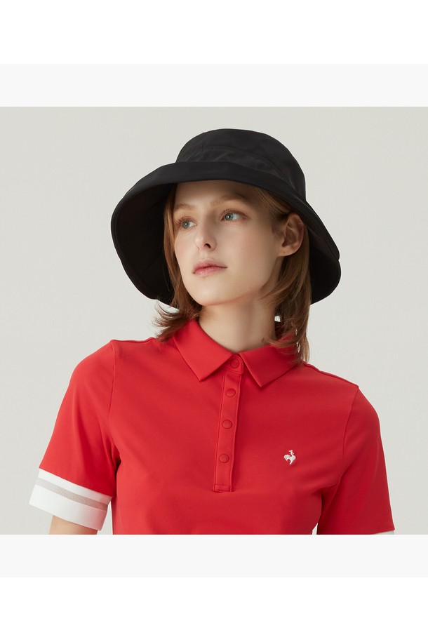 여성 딥 버킷햇 (GP122LCP12)은 봄, 여름 시즌에 골프 및 일상에서 활용하기 좋은 모자입니다. 챙 넓이 10cm로 자외선으로부터 효과적인 차단이 가능하며, 뒷면 리본 디테일이 여성스러운 포인트를 더합니다. 폴리에스터 소재로 제작되어 땀 흡수 밴드가 적용되었으며, 블랙과 핑크 두 가지 컬러로 출시되었습니다. 레터 로고 디자인이 캐주얼하면서도 걸리시한 스타일을 연출하며, 휴가룩, 여행룩에도 잘 어울립니다. 미니멀한 디자인으로 다양한 스타일에 매치하기 용이합니다.
