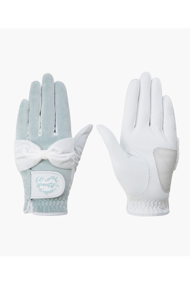 여성 골프룩에 어울리는 리본 플리스 장갑 (GP422LGLO1) 입니다. 손등은 부드러운 플리스 소재, 손바닥은 합성가죽으로 제작되어 따뜻함과 그립감을 동시에 제공합니다. 블랙, 화이트, 라이트그린 세 가지 색상으로 출시되었으며, 클래식하고 미니멀한 디자인에 리본 장식이 포인트로 더해져 여성스러운 분위기를 연출합니다. 겨울철 라운딩 시 따뜻하고 스타일리시하게 착용할 수 있으며, 19cm 사이즈로 제작되었습니다.
