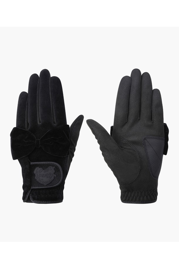 여성 리본 플리스 장갑 (GP422LGLO1)은 골프룩에 어울리는 클래식하고 미니멀한 디자인의 겨울용 장갑입니다. 부드러운 촉감의 플리스 소재와 면, 폴리에스터, 합성가죽을 사용하여 보온성을 높였습니다. 손등과 손바닥의 소재가 다르게 디자인되었으며, 19cm 사이즈로 제작되었습니다. 블랙, 화이트, 라이트그린 세 가지 색상으로 출시되었으며, 리본 장식이 여성스러운 분위기를 더합니다. 추운 겨울, 골프 라운딩 시 따뜻함과 스타일을 동시에 연출할 수 있는 아이템입니다.
