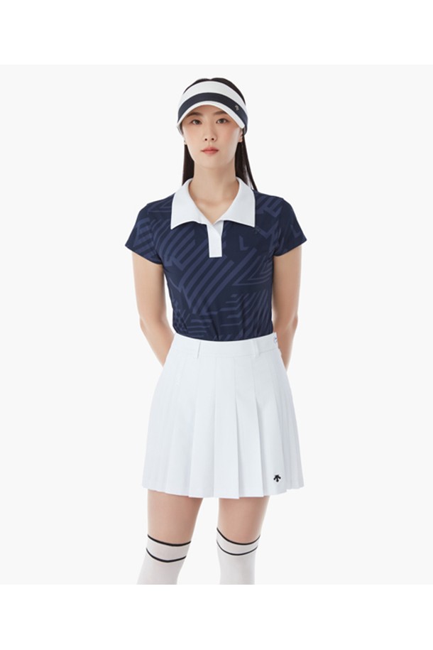 여성 골프웨어 브랜드의 스포티한 반팔 티셔츠입니다. 와이드 카라 디자인으로 얼굴을 더욱 작아 보이게 하며, 시원한 냉감 기능을 갖춰 여름철에도 쾌적하게 착용 가능합니다. 데상트 스피릿 로고 패턴이 돋보이며, 폴리에스터와 폴리우레탄 혼방 소재로 제작되어 활동성을 높였습니다. LGYG, NAVG 두 가지 색상으로 출시되었으며, 골프룩을 위한 완벽한 선택입니다.
