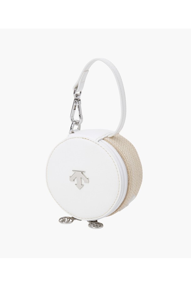 여성 라운드형 악세서리 홀더 (DP21WFET42)는 미니멀하고 캐주얼한 스타일의 여성용 악세서리 홀더입니다. 화이트 컬러의 라운드형 디자인으로, 폴리프로필렌과 폴리에스테르 소재로 제작되어 튼튼합니다. 걸이형으로 제작되어 공간 활용도가 높으며, 휴대하기 용이합니다. 일상생활에서 액세서리를 간편하게 보관하고 정리할 수 있도록 돕는 실용적인 제품입니다. 걸이용으로 디자인되어 다양한 장소에 걸어두고 사용할 수 있습니다.
