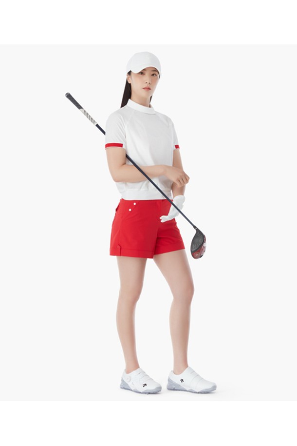 여성 버뮤다 숏팬츠 (DP22WFSP52)는 여름 시즌, 골프 및 스포츠 활동에 적합한 레귤러핏 반바지입니다. 가볍고 얇은 두께의 폴리에스터 및 폴리우레탄 혼방 소재로 제작되어 편안한 착용감을 제공합니다. 무지 디자인에 BWTG, RRDG 두 가지 컬러로 출시되었으며, 스포티, 캐주얼, 미니멀 스타일을 연출할 수 있습니다. XS, S, M, L 사이즈로 만나볼 수 있으며, 2024년 03월 베트남에서 제조되었습니다. 휴가룩, 여름 바캉스룩에도 활용하기 좋습니다.
