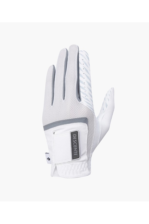 남성 골프를 위한 360 메쉬 왼손 장갑(DP12MFGL32)입니다. 스포티하면서도 클래식한 스타일로, 골프룩에 잘 어울립니다. 합성가죽, 나일론, 폴리우레탄을 사용하여 뛰어난 그립감과 통기성, 미끄럼 방지 기능을 제공합니다. 360도 패턴 메쉬 소재와 에어홀 디자인으로 쾌적한 착용감을 선사하며, 벨크로로 손쉽게 조절할 수 있습니다. 왼손 전용 장갑으로, BLKG, BWTG 두 가지 색상으로 제공됩니다.
