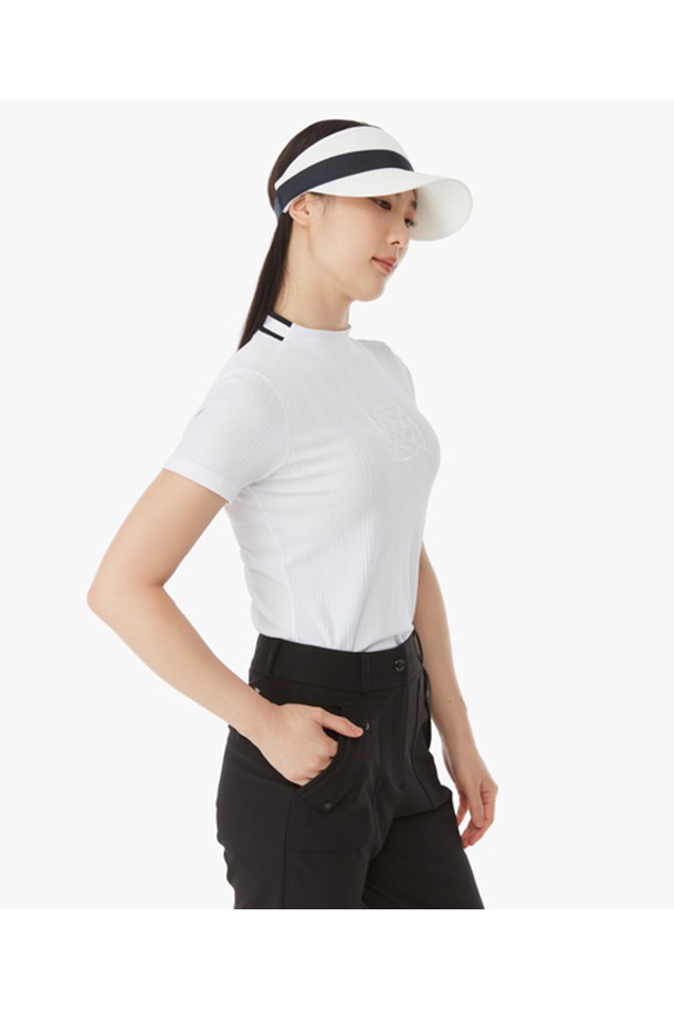 세련된 여성 골프룩을 완성할 여성 골지 하이넥 반팔 티셔츠 (DP22WFTS61)입니다. 고급스러운 스타일을 연출하는 깔끔한 디자인으로, 여름철 쾌적하게 착용할 수 있습니다. 폴리에스터와 폴리우레탄 혼방 소재로 제작되어 편안한 착용감을 선사하며, 레귤러 핏으로 시원하게 몸에 감기는 핏을 제공합니다. 절개 없는 반넥 디자인과 골지 패턴으로 세련된 무드를 더했습니다. BLKG, BWTG, RRDG 세 가지 컬러로 출시되어, 취향에 맞게 선택하여 클래식하고 미니멀한 골프룩을 연출해보세요.
