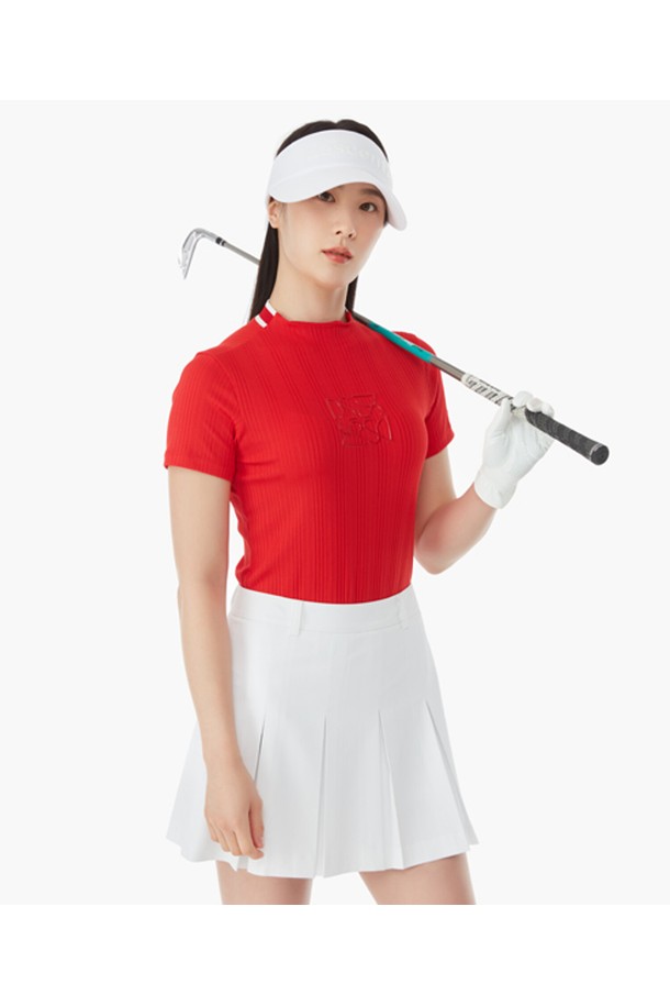 세련된 여성 골프룩을 위한 필수 아이템, 여성 골지 하이넥 반팔 티셔츠 (DP22WFTS61)입니다. 시원한 여름을 위한 얇은 두께감과 흡습, 냉감 기능으로 쾌적한 착용감을 선사합니다. 고급스러운 무드의 하이넥 디자인과 깔끔한 레귤러핏으로, 필드 위는 물론 일상에서도 스타일리시하게 연출할 수 있습니다. 폴리에스터와 폴리우레탄 혼방 소재의 골지 패턴이 은은한 포인트를 더하며, 절개 없는 반넥 디자인으로 편안함까지 놓치지 않았습니다. 베이직한 디자인으로 다양한 하의와 매치하여 클래식하고 미니멀한 스타일을 완성해보세요.
