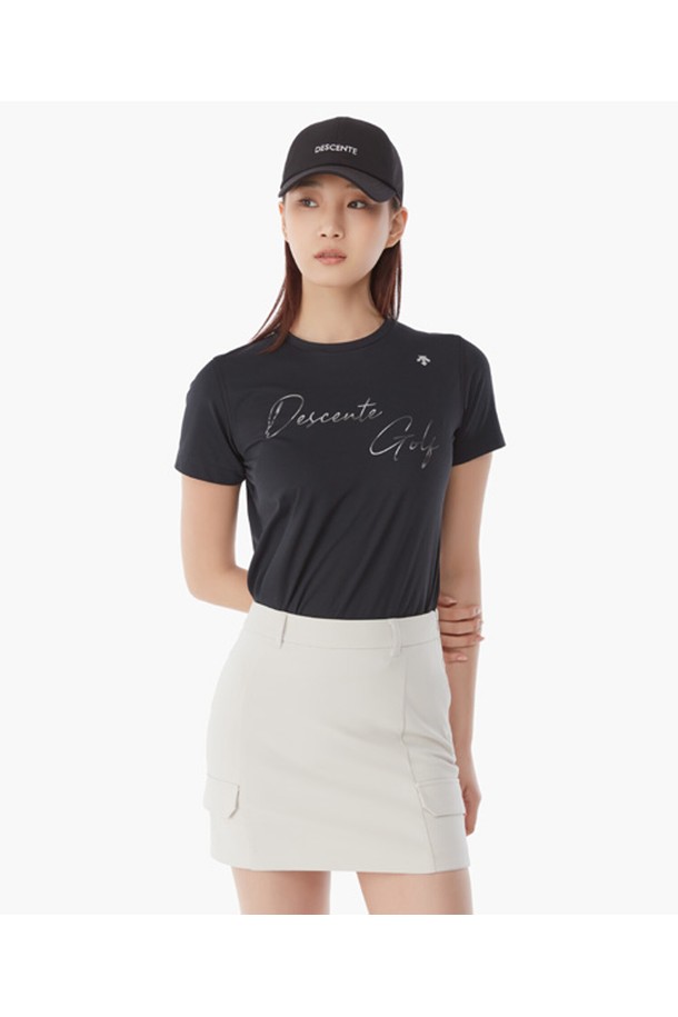 여성 이니셜 라운드넥 반팔 티셔츠 (DP22WFNS44)는 봄, 여름 시즌에 골프 및 일상에서 활용하기 좋은 상의입니다. 부드러운 촉감의 폴리에스터, 폴리우레탄 혼방 소재로 제작되어 얇고 편안한 착용감을 제공합니다. 라운드넥, 레귤러핏 디자인에 가슴 부분 데상트 골프 이니셜 프린트가 스포티한 무드를 더합니다. 다양한 스타일에 매치하기 용이한 베이직한 디자인으로, 골프룩을 비롯한 폭넓은 코디에 활용할 수 있습니다. BLKG, LPKG, OWHG 세 가지 색상으로 출시되었습니다.
