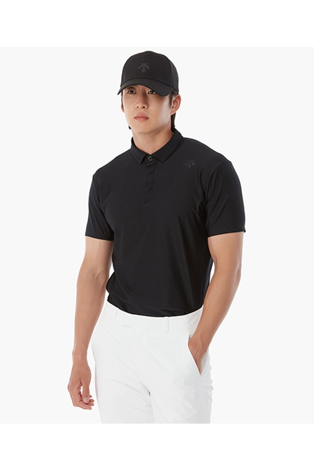 [g-arc collection] 남성 허니콤 트리코트 티셔츠 (DP21MFTS4D)는 스포티한 스타일의 남성 골프 티셔츠입니다. 흡습속건 기능과 UV 차단 기능으로 쾌적한 착용감을 제공하며, 4WAY STRETCH 소재를 사용하여 활동성을 높였습니다. 얇은 두께의 레귤러핏 반소매 카라넥 티셔츠로, 허니콤 패턴이 돋보이는 디자인입니다. 여름철 골프룩에 적합하며, 블랙 컬러로 어떤 하의에도 잘 어울립니다.
