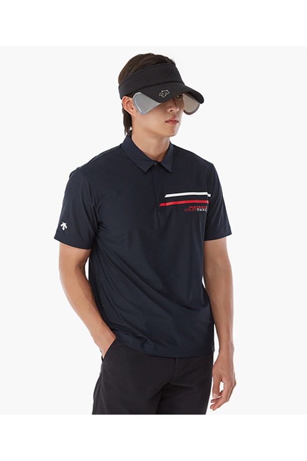 남성 펀칭 반팔 티셔츠 (DP22MFTS53)는 스포티한 스타일의 여름용 반팔 티셔츠입니다. 라이트그레이와 네이비 두 가지 색상으로 출시되었으며, 골프 및 스포츠 활동에 적합합니다. 전판 타공 소재와 AIRY SWING 기술을 적용하여 통기성을 높였으며, 폴리에스터와 폴리우레탄 혼방 소재로 제작되어 얇고 가벼운 착용감을 제공합니다. 레귤러핏 폴로넥 디자인에 가슴 부분의 배색 띠 디테일로 포인트를 주어 미니멀하면서도 캐주얼한 느낌을 연출합니다. 골프룩, 휴가룩 등 다양한 TPO에 활용 가능합니다.
