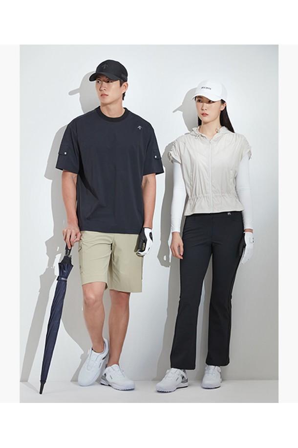 여성 냉감소재 부츠컷 팬츠 (DP22WFPT44)는 시원한 여름철 골프 및 일상 활동에 적합한 스포티 스타일의 긴바지입니다. 폴리에스터와 폴리우레탄 혼방의 냉감 소재를 사용하여 얇고 신축성 있는 착용감을 제공하며, 무지 디자인과 부츠컷 핏으로 다리가 길어 보이는 효과를 줍니다. 밑단 트임과 옆선 장식이 포인트이며, "골프룩"과 "미니멀" 스타일을 선호하는 여성에게 추천합니다. BLKG, BWTG, LBGG 세 가지 색상으로 출시되었습니다.
