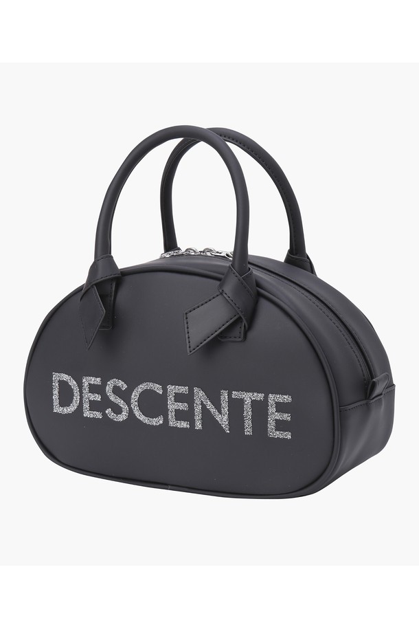 데상트(Descente) 여성 크리스탈 컬렉션 미니백 (DP21WFBG43)은 고급스러운 무드를 연출하는 골프룩 스타일의 미니 백입니다. 블랙 컬러의 합성피혁 소재로 제작되었으며, 반원 형태에 로고 패턴과 크리스탈 장식이 포인트로 더해졌습니다. 지퍼형 잠금 방식으로 내용물을 안전하게 보관할 수 있으며, 골프 활동 시 필요한 소지품을 간편하게 수납할 수 있습니다. 미니멀하면서도 클래식한 디자인으로 어떤 골프 의상에도 잘 어울립니다.
