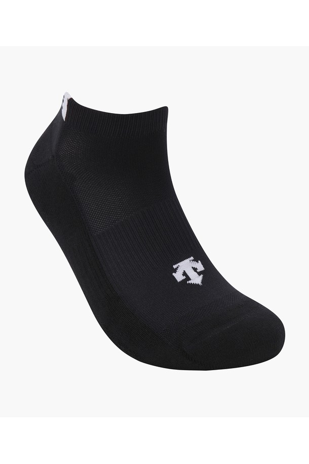 남성 골프룩을 위한 스포티 & 미니멀 스타일의 남성 스니커즈 아쿠아 삭스 (DP22MFSO41)입니다. 발등 부분은 아쿠아 원사와 메쉬 소재를, 뒷부분에는 레터 로고 디자인을 적용했습니다. 면, 나일론, 폴리에스터, 폴리우레탄 혼방 소재로 제작되어 통기성이 우수하며 사계절 내내 착용 가능합니다. 색상은 BLKG, BWTG 두 가지로 출시되었으며, 단품으로 판매됩니다. 필드 위에서도 스타일리시함을 놓치지 않는 당신에게 완벽한 선택입니다.
