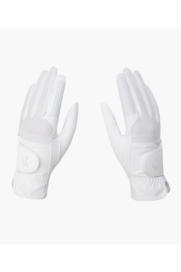 여성 메쉬 360 그립 양손 장갑 (DP22WFGL42)은 골프룩에 잘 어울리는 스포티하고 미니멀한 스타일의 여성 골프 장갑입니다. 합성가죽, 나일론, 폴리우레탄 소재로 제작되었으며, BWTG, LMTG 두 가지 색상으로 제공됩니다. 360도 패턴의 메쉬 디자인으로 통기성이 뛰어나고, 미끄럼 방지를 위한 논슬립 실리콘 처리가 되어 있어 안정적인 그립감을 제공합니다. 손목 기장으로 디자인되어 활동적인 골프 플레이를 돕고, 자외선으로부터 피부를 보호하는 태닝 방지 기능까지 갖추었습니다.
