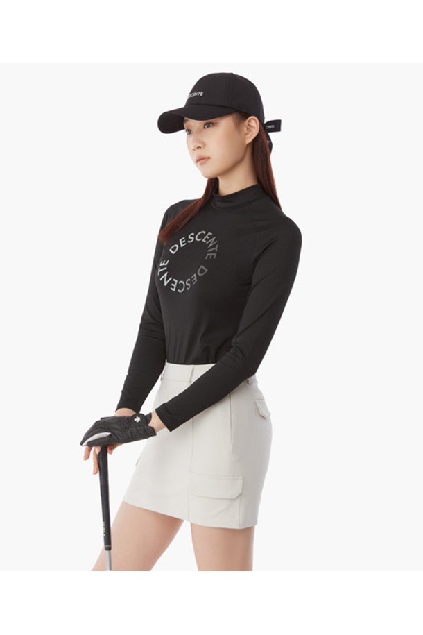 여성 하이넥 냉감 티셔츠 (DP12WFTL33)는 스포티한 스타일의 골프룩을 위한 티셔츠입니다. 시원한 여름철 라운딩을 위해 나일론과 폴리우레탄 혼방 소재로 제작되어 얇고 가벼운 착용감을 제공하며, 뛰어난 냉감 기능을 갖췄습니다. 레귤러핏에 긴 소매 기장으로 디자인되었으며, 하이넥 라인으로 활동적인 움직임에도 편안함을 선사합니다. 데상트 이니셜과 스피릿 로고 프린트가 포인트로 더해져 세련된 디자인을 완성합니다. BLKG, BWTG 두 가지 컬러로 출시되었습니다.
