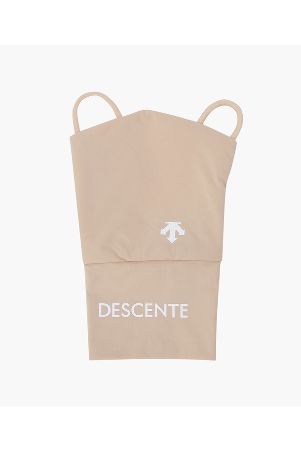 여성 골프룩에 어울리는 냉감 손등 덮개입니다. BWTG, SKNG 두 가지 색상으로 제공되며, 나일론, 폴리우레탄, 폴리에스터 혼방 소재로 제작되어 시원한 착용감을 선사합니다. 손등을 보호하고 손가락 고정이 가능하며, 메쉬 원단을 사용하여 통기성을 높였습니다. 손목 부분에는 로고가 있으며, 스포티하고 미니멀한 디자인에 3홀 디테일로 포인트를 더했습니다. 여름철 골프 라운딩 시 햇볕으로부터 손등을 보호해 보세요.
