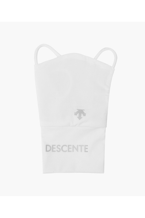 여성 골프룩에 어울리는 냉감 손등 덮개입니다. BWTG, SKNG 두 가지 색상으로 출시되었으며, 나일론, 폴리우레탄, 폴리에스터 혼방 소재로 제작되어 시원한 착용감을 제공합니다. 오른손용 덮개로, 3홀 디테일과 손가락 고정 기능으로 안정적인 그립감을 선사합니다. 로고 레터링 디자인과 스포티한 스타일로 필드 위에서 세련된 룩을 연출해보세요. 여름철 라운딩 시 손등을 보호하고 시원하게 플레이할 수 있도록 도와줍니다.
