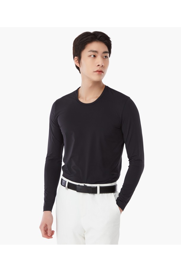 남성 라운드넥 냉감 베이스레이어 (DP22MFIN42)는 시원하고 활동적인 골프룩을 위한 필수 아이템입니다. 부드러운 나일론과 폴리우레탄 혼방 소재로 제작되어 얇고 시원한 착용감을 제공하며, 냉감 터치 기능으로 쾌적함을 유지합니다. 자외선 차단 기능까지 갖춰 여름철 야외 활동 시 피부를 보호해줍니다. 심플한 무지 디자인에 긴 소매 라운드넥 스타일로 스포티한 매력을 더했습니다.
