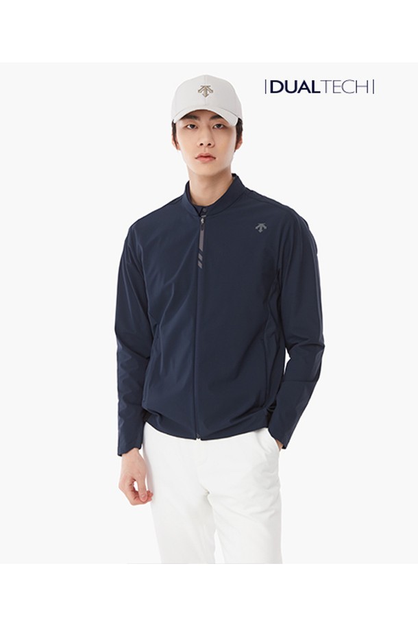 남성 져지 하이브리드 점퍼 (DP12MFBL31)는 초여름 골프 라운딩을 위한 스포티한 스타일의 점퍼입니다. DNVG, LGYG 두 가지 색상으로 출시되었으며, 얇고 가벼운 두께감으로 쾌적한 착용감을 선사합니다. 등판 양쪽에 져지 소재를 사용하여 활동성을 높였으며, 스트레치 기능과 스윙 최적화 구조로 골프 퍼포먼스를 극대화합니다. 지퍼 여밈 방식에 로고 배색 디테일이 돋보이는 미니멀한 디자인의 하이브리드 재킷입니다.
