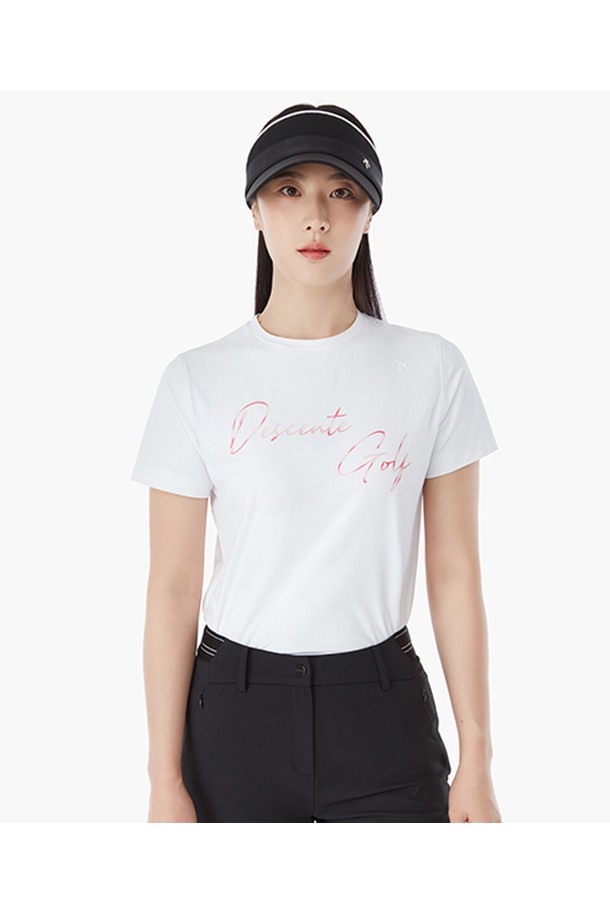 여성 이니셜 라운드넥 반팔 티셔츠 (DP22WFNS44)는 데상트 골프의 여성용 반팔 티셔츠입니다. 라운드넥 디자인에 레귤러핏으로 제작되어 편안한 착용감을 제공하며, 여름철 골프 및 일상생활에서 스포티하고 미니멀한 스타일을 연출할 수 있습니다. 얇은 두께감의 폴리에스테르와 폴리우레탄 혼방 소재로 제작되어 활동성이 뛰어나며, 데상트 골프 이니셜 프린트가 디자인 포인트로 적용되었습니다. BLKG, LPKG, OWHG 세 가지 색상으로 출시되어 취향에 맞게 선택 가능합니다.
