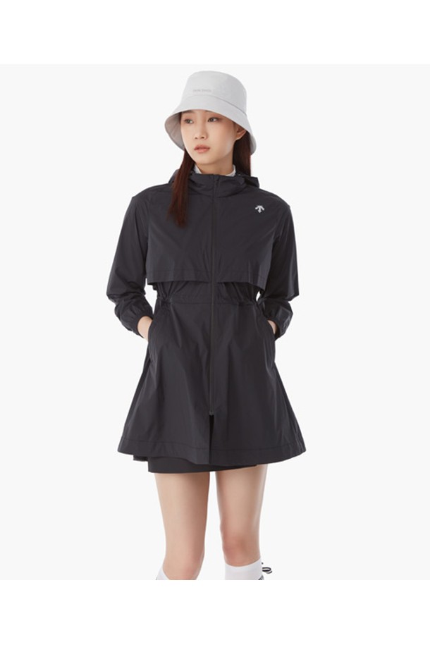 여성 경량 롱기장 사파리 (DP12WFBL35)는 봄, 여름 시즌 캐주얼 및 스포티 스타일을 연출하기 좋은 아우터입니다. 가볍고 시원한 나일론, 폴리우레탄, 폴리에스터 혼방 소재로 제작되어 골프 활동은 물론 일상에서도 편안하게 착용 가능합니다. 롱 기장과 레귤러핏으로 편안한 착용감을 선사하며, 등판 셔링 디자인과 메쉬 안감 디테일로 활동성을 높였습니다. 지퍼형 여밈 방식으로 간편하게 착용할 수 있으며, BLKG, DBEG 두 가지 컬러 옵션으로 제공됩니다. 미니멀한 디자인으로 다양한 스타일의 골프룩을 완성해보세요.
