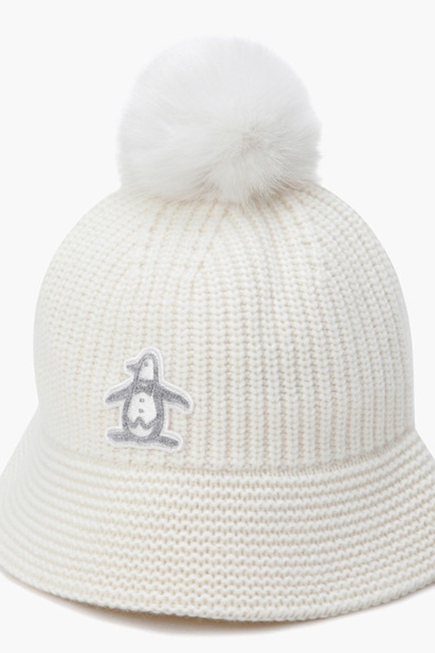 여성 방울 니트 버킷햇 아이보리(MP422LCPO3)는 포근한 분위기를 연출하는 버킷햇입니다. 모 80%, 폴리에스터 20% 혼방 소재로 제작되어 부드러운 촉감과 보온성을 제공합니다. 챙 넓이 6.5cm로 햇빛을 효과적으로 가려주며, 탈부착 가능한 페이크 퍼 방울 장식으로 두 가지 스타일을 연출할 수 있습니다. 캐주얼, 미니멀, 클래식 스타일의 골프룩에 매치하여 세련된 코디를 완성해보세요. 사이즈는 57cm입니다.
