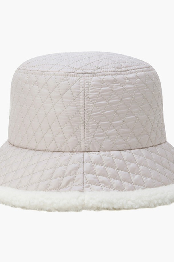 여성 퀼팅 퍼 버킷햇(라이트베이지)는 겨울철 골프룩과 데일리룩에 모두 잘 어울리는 모자입니다. 2OZ 다이아몬드 퀼팅 디자인과 밑단 플리스 소재가 특징이며, 클래식, 미니멀, 캐주얼 스타일을 연출하기 좋습니다. 챙 넓이는 8cm이며, 내부 사이즈 조절 땀받이가 있어 편안하게 착용할 수 있습니다. 둘레는 57cm로 제작되었습니다. 부드러운 폴리에스터 소재로 제작되어 따뜻하고 포근한 착용감을 선사합니다.
