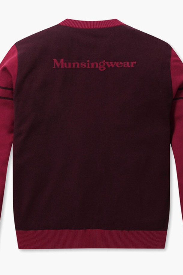 남성 소매 포인트 라운드 방풍 스웨터 와인(MP421MSWO3)는 가을/겨울 시즌에 적합한 남성용 스웨터입니다. 와인 컬러의 무지 디자인으로, 베이직하면서도 클래식한 스타일을 연출합니다. 아크릴, 레이온, 폴리에스터 혼방 소재로 제작되어 부드러운 촉감과 두꺼운 두께감으로 보온성을 높였습니다. 방풍 기능을 갖춘 기능성 원사를 사용하여 골프 및 일상생활에서 편안하게 착용 가능합니다. 멜란지 원사를 사용하여 고급스러움을 더했으며, 레귤러핏 라운드넥 긴소매 스타일로 클래식하고 미니멀한 골프룩을 완성합니다.
