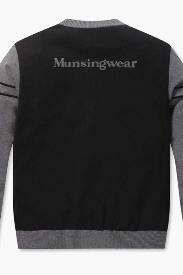 남성 소매 포인트 라운드 방풍 스웨터 차콜그레이(MP421MSWO3)는 가을, 겨울 시즌에 골프 및 일상용으로 적합한 스포티하고 미니멀한 스타일의 스웨터입니다. 멜란지 원사를 사용하여 부드러운 촉감과 두꺼운 두께로 보온성을 높였으며, 방풍 기능으로 활동성을 더했습니다. 라운드넥에 긴소매, 레귤러핏 디자인으로 편안한 착용감을 제공합니다. 경량 기능성 원사를 사용하여 활동적인 움직임에도 부담 없이 즐길 수 있으며, 차콜그레이 색상의 무지 패턴으로 어떤 스타일에도 쉽게 매치할 수 있습니다. 무소음 안감 처리를 통해 더욱 쾌적하게 착용 가능합니다.
