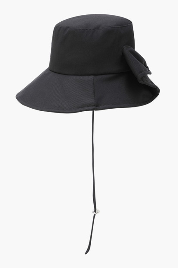 여성 빅 리본 버킷햇 블랙(MP322LCP82)은 골프룩, 캐주얼, 미니멀, 클래식 스타일을 위한 모자입니다. 블랙과 베이지 두 가지 색상으로 제공되며, 봄, 여름 계절에 착용하기 좋습니다. 챙 넓이는 9cm이며, 폴리에스터와 면 혼방 소재로 제작되어 편안한 착용감을 선사합니다. 머리둘레는 55cm이며, 사이즈 조절이 가능하여 편리합니다. 특히, 모자 전면에 부착된 빅 리본 장식이 돋보이는 디자인입니다.
