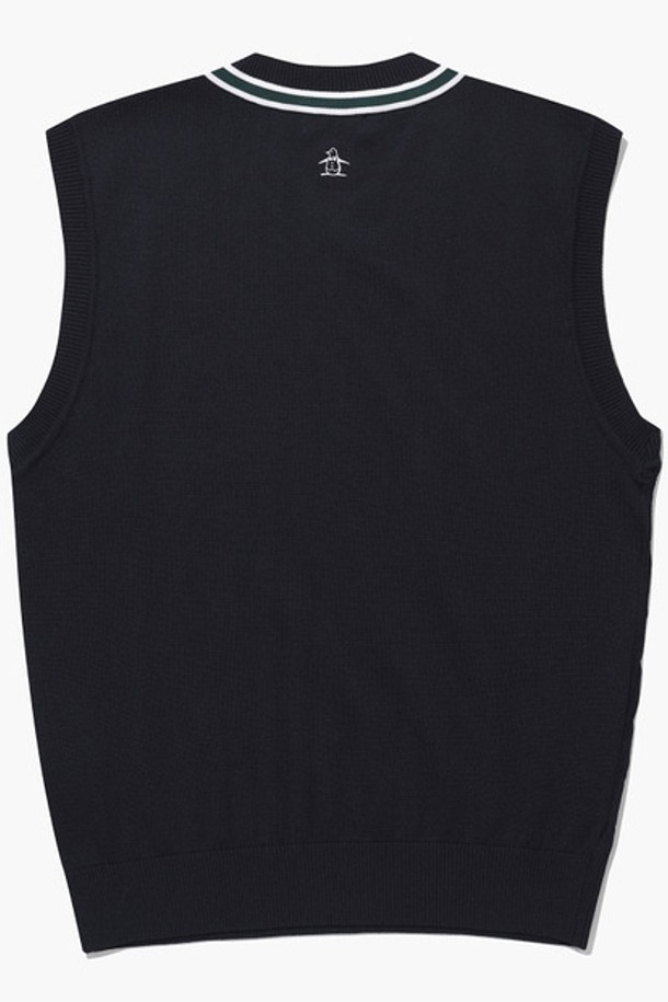 최우식 착용 남성 브이넥 니트 베스트(MQ121MKV11)는 골프 및 일상에서 활용 가능한 남성용 니트 베스트입니다. 부드러운 면과 폴리에스터 혼방 소재로 제작되어 흡습 및 속건 기능을 갖춰 쾌적한 착용감을 제공합니다. 클래식과 스포티한 무드를 넘나드는 케이블 패턴의 레귤러 핏 디자인으로, 봄, 가을 시즌에 활용하기 좋습니다. 브이넥 민소매 스타일로 다양한 이너와 레이어드하여 스타일리시하게 연출할 수 있습니다. 골프웨어로도 손색없는 실용적인 아이템입니다.
