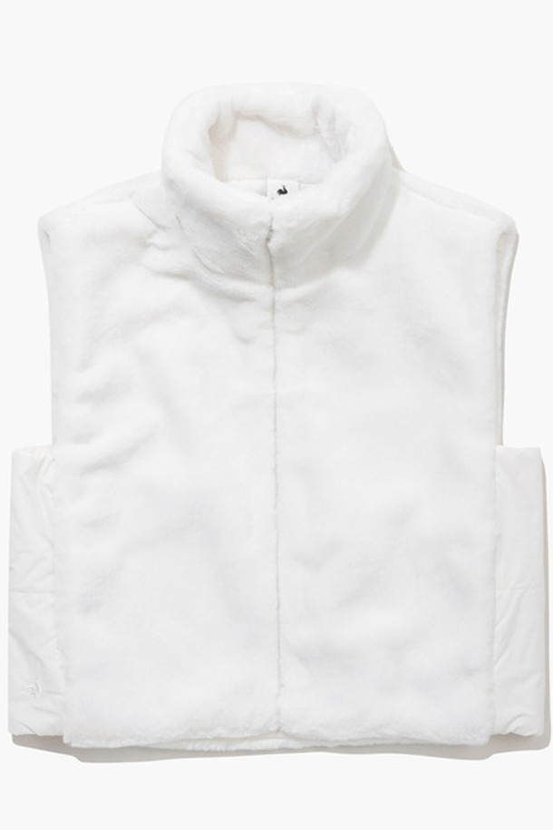 여성 퍼 패딩 베스트 풀집업 (GP422LWVO4)은 겨울철 골프 라운딩 또는 겨울 데일리룩에 적합한 여성용 패딩 베스트입니다. 스포티하고 미니멀한 스타일로, 무지 디자인과 레귤러핏으로 제작되었습니다. 얇지만 따뜻한 보온 기능을 제공하며, 부드러운 퍼 디테일이 돋보입니다. 블랙(BLCK)과 화이트(WHTE) 두 가지 색상으로 출시되었으며, 나일론, 폴리에스터, 폴리우레탄 혼방 소재로 제작되어 뛰어난 착용감을 선사합니다.
