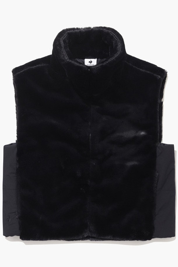 **여성 퍼 패딩 베스트 풀집업 (GP422LWVO4)**

겨울 시즌, 스포티한 스타일을 연출하는 여성용 퍼 패딩 베스트입니다. 블랙과 화이트 두 가지 색상으로 출시되어, 골프 및 일상에서 폭넓게 활용 가능합니다. 부드러운 촉감의 나일론, 폴리에스터, 폴리우레탄 혼방 소재에 패딩 & 퍼 안감을 더해 보온성을 높였습니다. 두꺼운 두께감으로 한겨울 추위에도 끄떡없으며, 밑단 스트링 조절로 핏을 자유롭게 연출할 수 있습니다. 레귤러 핏의 풀집업 디자인으로, 편안하게 착용할 수 있습니다.
