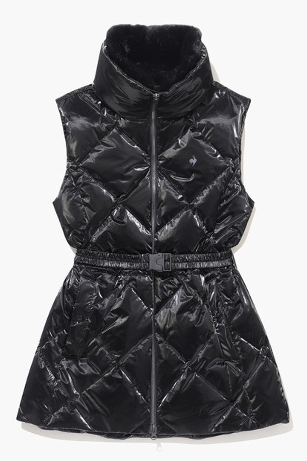 여성 글로시 퀼팅 롱 베스트 풀집업 (GP422LWVO2)은 겨울철 골프룩과 데일리룩에 모두 활용 가능한 여성용 베스트입니다. 스포티하면서도 미니멀한 스타일로, 퀼팅 패턴과 슬림핏 디자인이 특징입니다. 블랙과 화이트 두 가지 색상으로 출시되었으며, 롱 기장과 집업 스타일로 간편하게 착용할 수 있습니다. 보온성이 뛰어난 덕다운 안감과 광택감 있는 나일론, 폴리에스터 혼방 소재로 제작되어 가볍고 따뜻합니다. 허리 벨트와 스트링 디테일로 다양한 스타일 연출이 가능하며, 민소매 디자인으로 활동성을 높였습니다.
